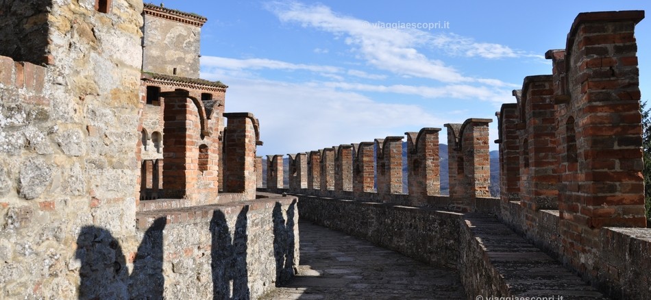 sulle-mura-del-mastio-di-vigoleno-950x438